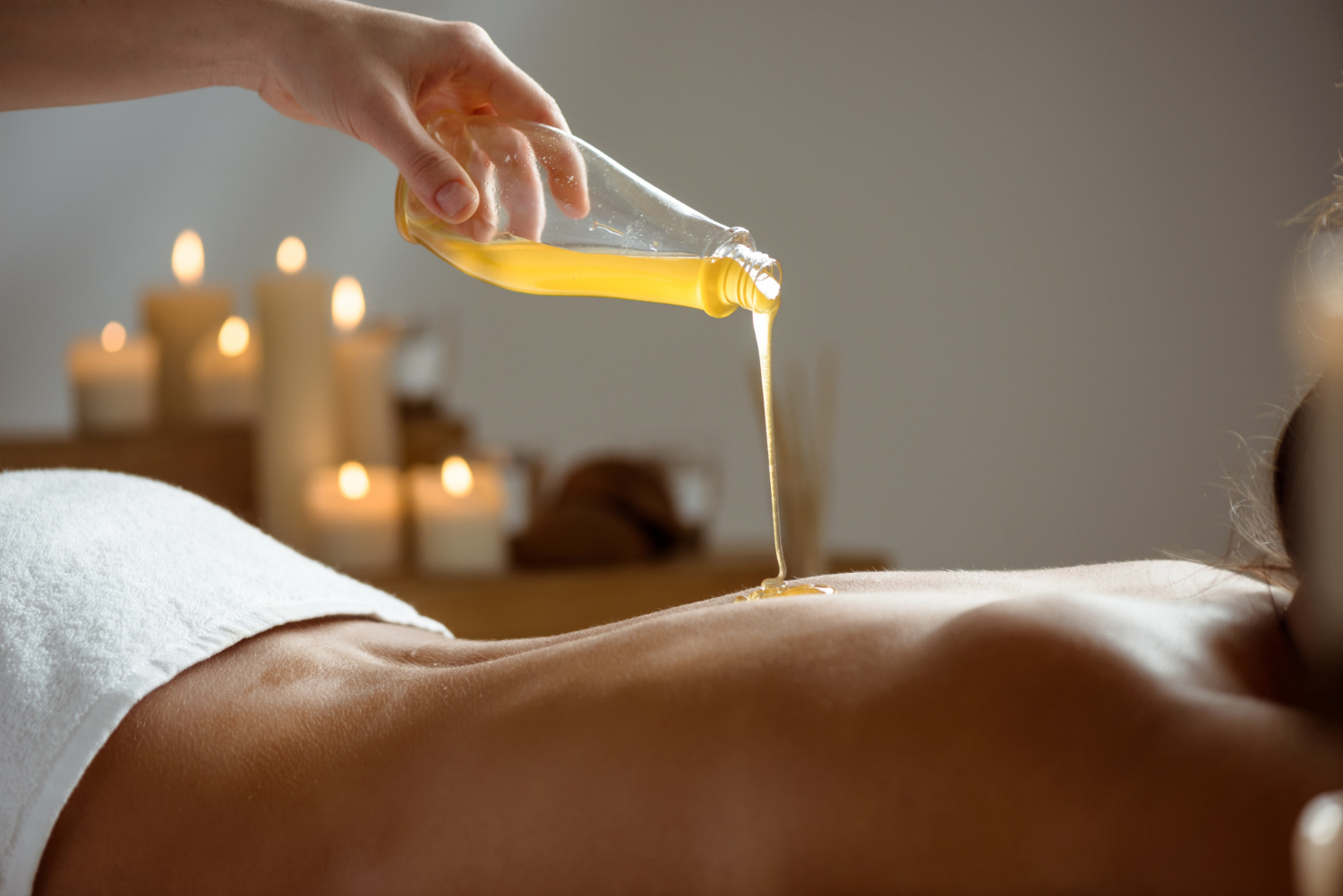 honey-pouring-woman-s-naked-back-spa-salon